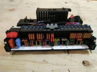 Блок реле и предохранителей X3 2007 E83 N52B30