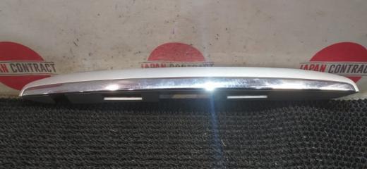 Накладка двери багажника задняя Toyota Harrier 2003