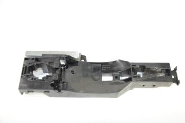 Фото запчасти кронштейн ручки двери задний правый NISSAN QASHQAI 2013 Б/У запчасть Запчасть кронштейн ручки двери задний правый NISSAN QASHQAI 2013