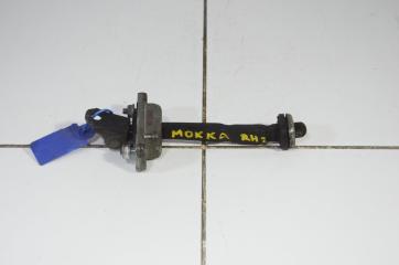 Фото запчасти ограничитель двери задний OPEL MOKKA 2012 Б/У запчасть Запчасть ограничитель двери задний OPEL MOKKA 2012