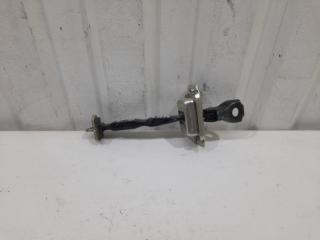 Фото запчасти ограничитель двери передний левый Nissan Qashqai 2019 Б/У запчасть Запчасть ограничитель двери передний левый Nissan Qashqai 2019