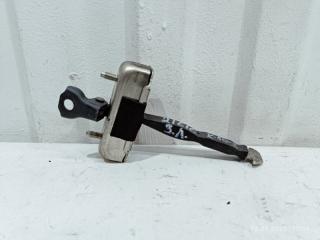 Запчасть ограничитель двери задний левый Toyota Camry 2014