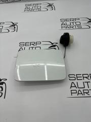 Фото запчасти лючок бензобака Suzuki SX4/S-Cross 2014 контрактная запчасть Запчасть лючок бензобака Suzuki SX4/S-Cross 2014