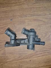 Фото запчасти корпус термостата Skoda Fabia контрактная запчасть Запчасть корпус термостата Skoda Fabia