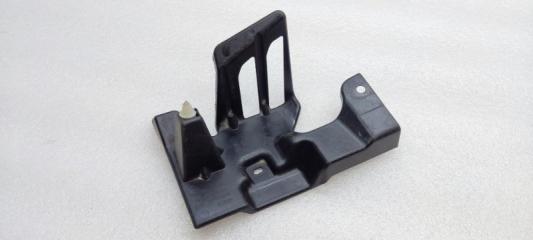 Запчасть кронштейн решетки радиатора правый Mitsubishi Outlander 2012>