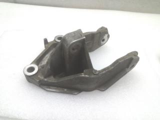 Фото запчасти кронштейн двигателя задний Chrysler Sebring 2009 Б/У запчасть Запчасть кронштейн двигателя задний Chrysler Sebring 2009