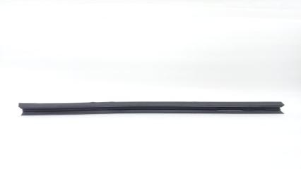 Запчасть уплотнитель стекла двери передний левый Volvo XC90 2005