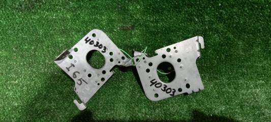 Фото запчасти крепление магнитофона TOYOTA IST 2005 контрактная запчасть Запчасть крепление магнитофона TOYOTA IST 2005