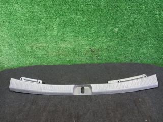 Запчасть накладка замка багажника TOYOTA HARRIER 1998-2002