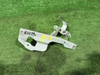 Запчасть крепление крыла переднее правое Honda Shuttle 2015