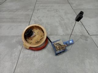 Запчасть датчик уровня топлива Volkswagen Touareg 2011