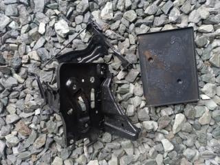 Крепление аккумулятора Toyota VITZ 2015