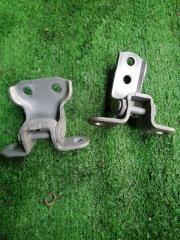 Петли двери передние правые Toyota Belta 2009