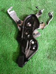 Запчасть педаль ручника Toyota Porte 2010