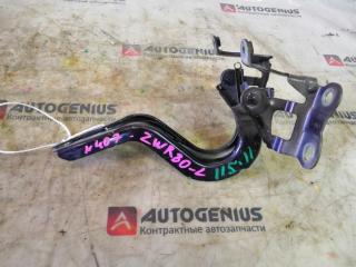 Петля капота передняя TOYOTA NOAH ZWR80G 2ZR-FXE 2 ракурс