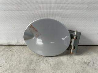 Фото запчасти лючок бензобака Лада Гранта 2013 Б/У запчасть Запчасть лючок бензобака Лада Гранта 2013