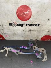 Петля капота TOYOTA BELTA SCP92 1 ракурс Петля капота TOYOTA BELTA SCP92 1 ракурс