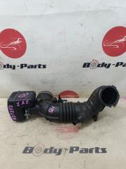 Патрубок воздушного фильтра TOYOTA AVENSIS AZT250 1AZ 17881-0H040 2 ракурс Патрубок воздушного фильтра TOYOTA AVENSIS AZT250 1AZ 17881-0H040 2 ракурс