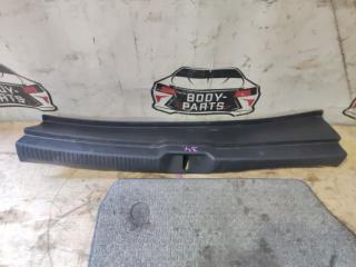 Накладка замка багажника TOYOTA WISH ZNE10 67935-68010 2 ракурс