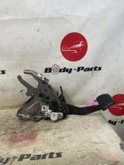 Педаль тормоза TOYOTA NOAH ZWR80 4 ракурс