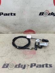 Тросик лючка бака SUBARU FORESTER SG5 1 ракурс Тросик лючка бака SUBARU FORESTER SG5 1 ракурс