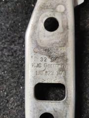 Петля капота VOLKSWAGEN GOLF 1JAUM 1J0 823 301 3 ракурс