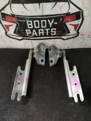 Петля капота MAZDA CAPELLA GW5R 2 ракурс