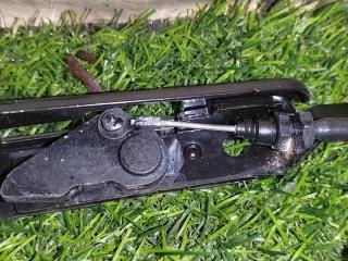 Трос капота передний TOYOTA VOXY ZWR80 2ZR-FXE 3 ракурс Трос капота передний TOYOTA VOXY ZWR80 2ZR-FXE 3 ракурс
