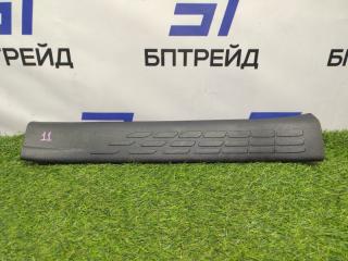Порожек пластиковый правый передний TOYOTA VOXY ZWR80 2ZR-FXE 6791328080 1 ракурс