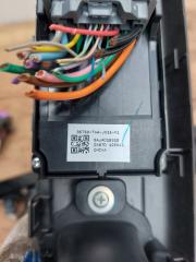Блок упр. стеклоподьемниками правый передний HONDA STEPWGN RP4 L15B 35750-TAA-J011-M1 3 ракурс