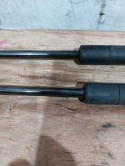 Амортизатор капота NISSAN CEFIRO A33 65470 2Y010 2 ракурс Амортизатор капота NISSAN CEFIRO A33 65470 2Y010 2 ракурс