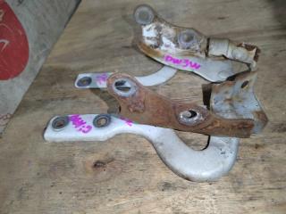 Петля капота MAZDA DEMIO DW3W B3 2 ракурс Петля капота MAZDA DEMIO DW3W B3 2 ракурс