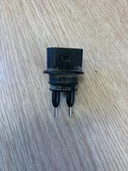 Фото запчасти датчик уровня бачка омывателя Volkswagen Phaeton 2008 Б/У запчасть Запчасть датчик уровня бачка омывателя Volkswagen Phaeton 2008