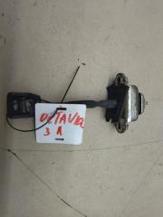 Запчасть ограничитель двери задний левый Skoda Octavia 2008