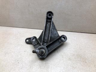 Фото запчасти кронштейн кпп Renault Logan 2007 Б/У запчасть Запчасть кронштейн кпп Renault Logan 2007