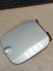 Фото запчасти лючок бензобака Renault Logan 2007 Б/У запчасть Запчасть лючок бензобака Renault Logan 2007