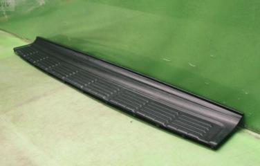 Накладка бампера задняя Land Cruiser 200