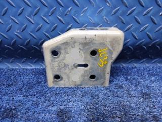 Запчасть кронштейн петли багажника правый Jaguar XJ