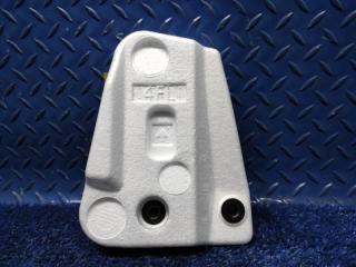 Запчасть кронштейн обшивки двери передний левый Toyota RAV4