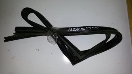 Уплотнитель стекла двери задний правый Lexus IS250 2007