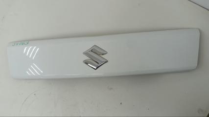 Фото запчасти накладка 5-й двери SUZUKI SPLASH 2010 контрактная запчасть Запчасть накладка 5-й двери SUZUKI SPLASH 2010