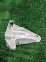 Запчасть кронштейн опоры двигателя передний левый Mercedes-Benz C200