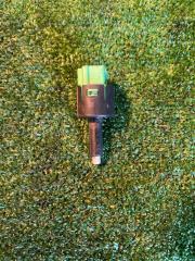 Фото запчасти датчик педали тормоза Mitsubishi Outlander 2007 контрактная запчасть Запчасть датчик педали тормоза Mitsubishi Outlander 2007