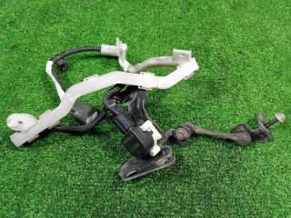 Фото запчасти датчик положения кузова передний правый Mitsubishi Outlander 2010 контрактная запчасть Запчасть датчик положения кузова передний правый Mitsubishi Outlander 2010