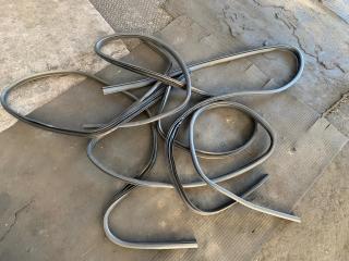 Запчасть уплотнитель двери Ford Kuga 2013