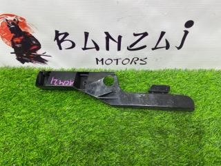 Крепление бампера переднее правое Toyota Ipsum 2002 Б/У Крепление бампера переднее правое Toyota Ipsum 2002