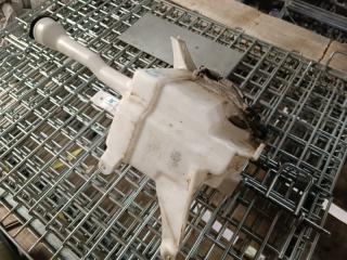 Фото запчасти бачок стеклоомывателя Lexus ES300H 2018 контрактная запчасть Запчасть бачок стеклоомывателя Lexus ES300H 2018