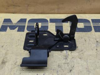 Фото запчасти крюк капота VOLKSWAGEN Touareg 2007 контрактная запчасть Запчасть крюк капота VOLKSWAGEN Touareg 2007