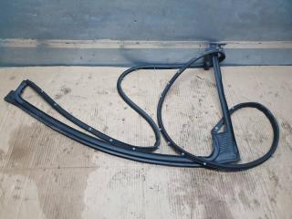 Запчасть уплотнитель двери задний правый Cadillac Escalade 2021