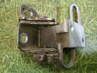 Запчасть петля двери нижняя задняя левая Volkswagen Passat 2013